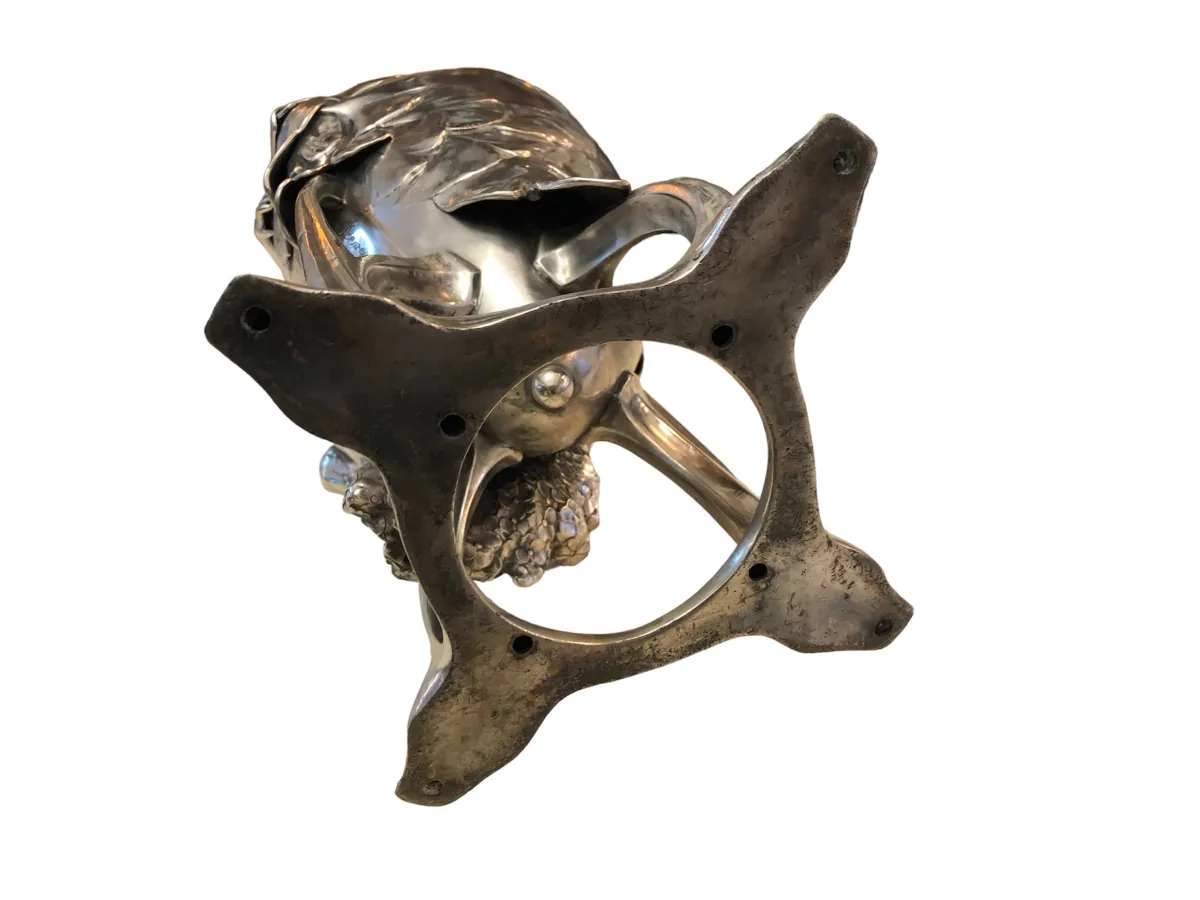 مزهرية قديمة زخرفية على طراز آرت نوفو بشكل أنيق