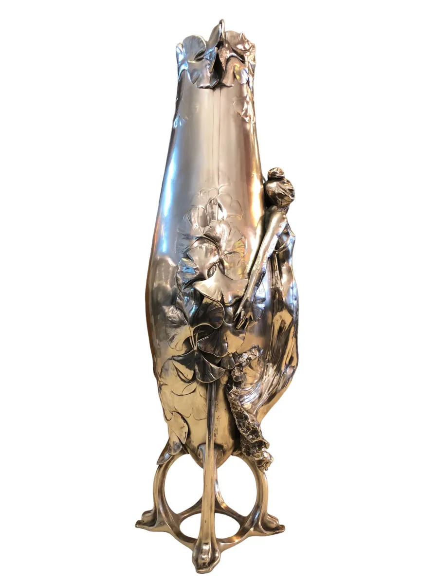 Florero antiguo con detalles ornamentales y figura femenina en Art Nouveau