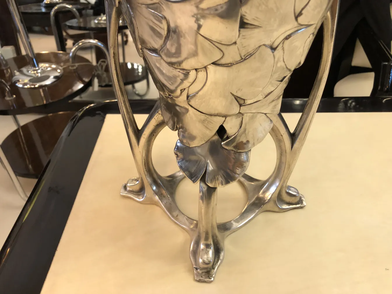 Vaso antico decorativo con dettagli art nouveau, in un ambiente elegante.