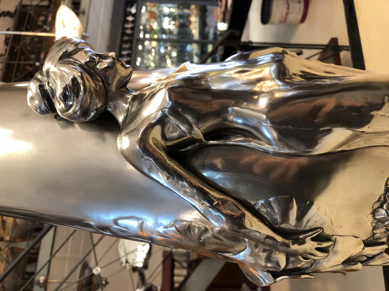 vase antique art nouveau avec figure décorative et fleurs