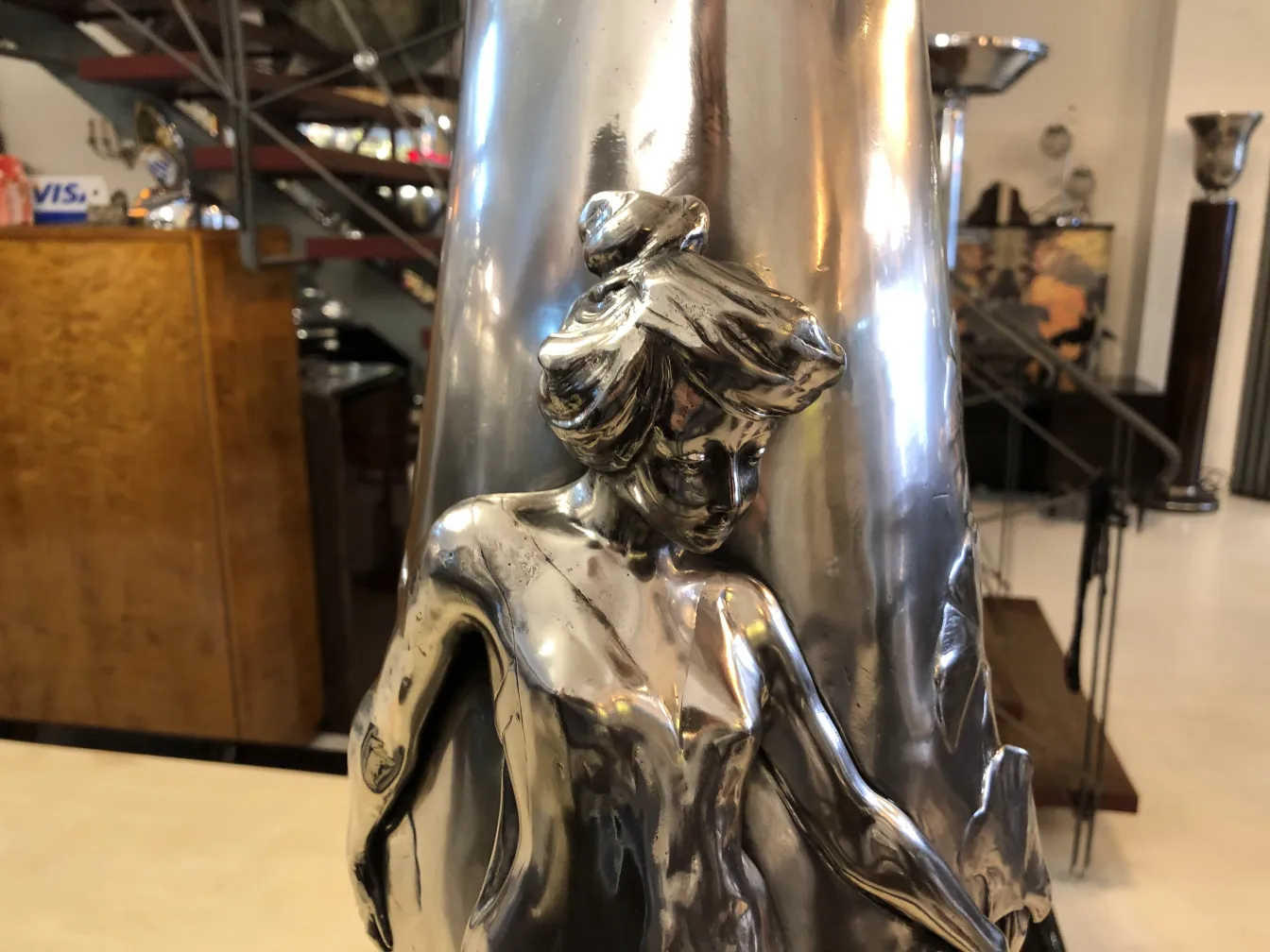 vaso de flores antigo art nouveau com figura feminina detalhada em metal