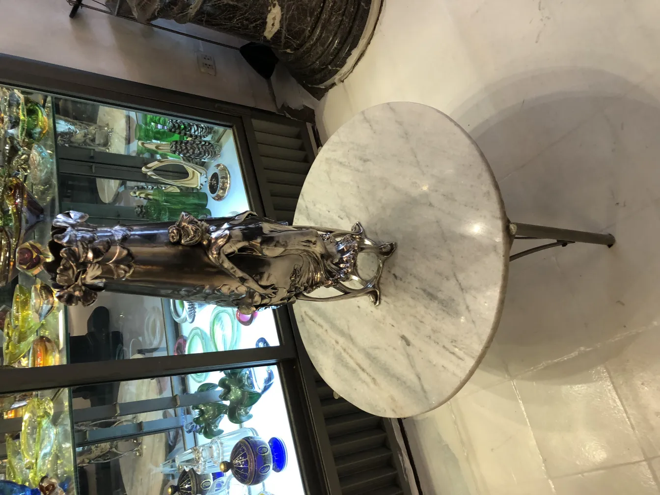 antiker art nouveau vase mit eleganten dekoren in einem antiken ambiente