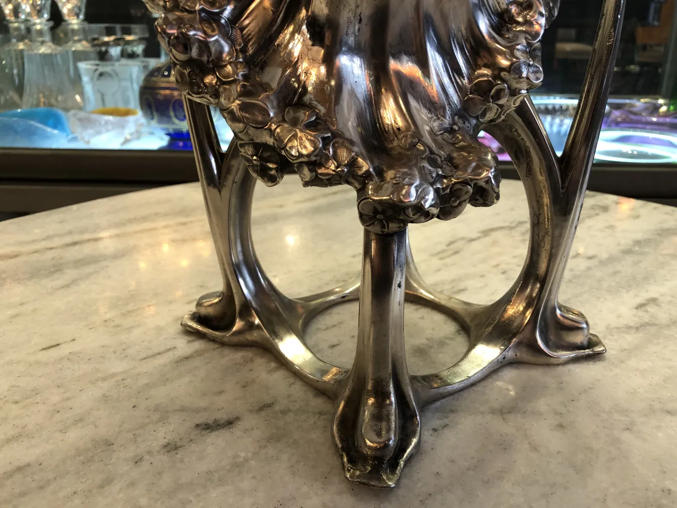 vaso antico con base elegante, dettagli floreali, ambientazione classica