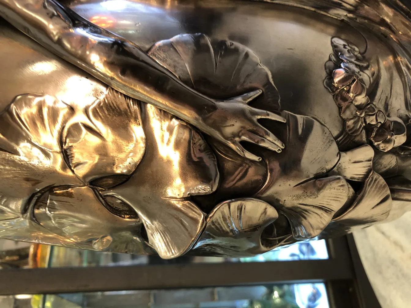 Vaso de flores antigo com intricados detalhes em art nouveau, adornado com folhas e flores