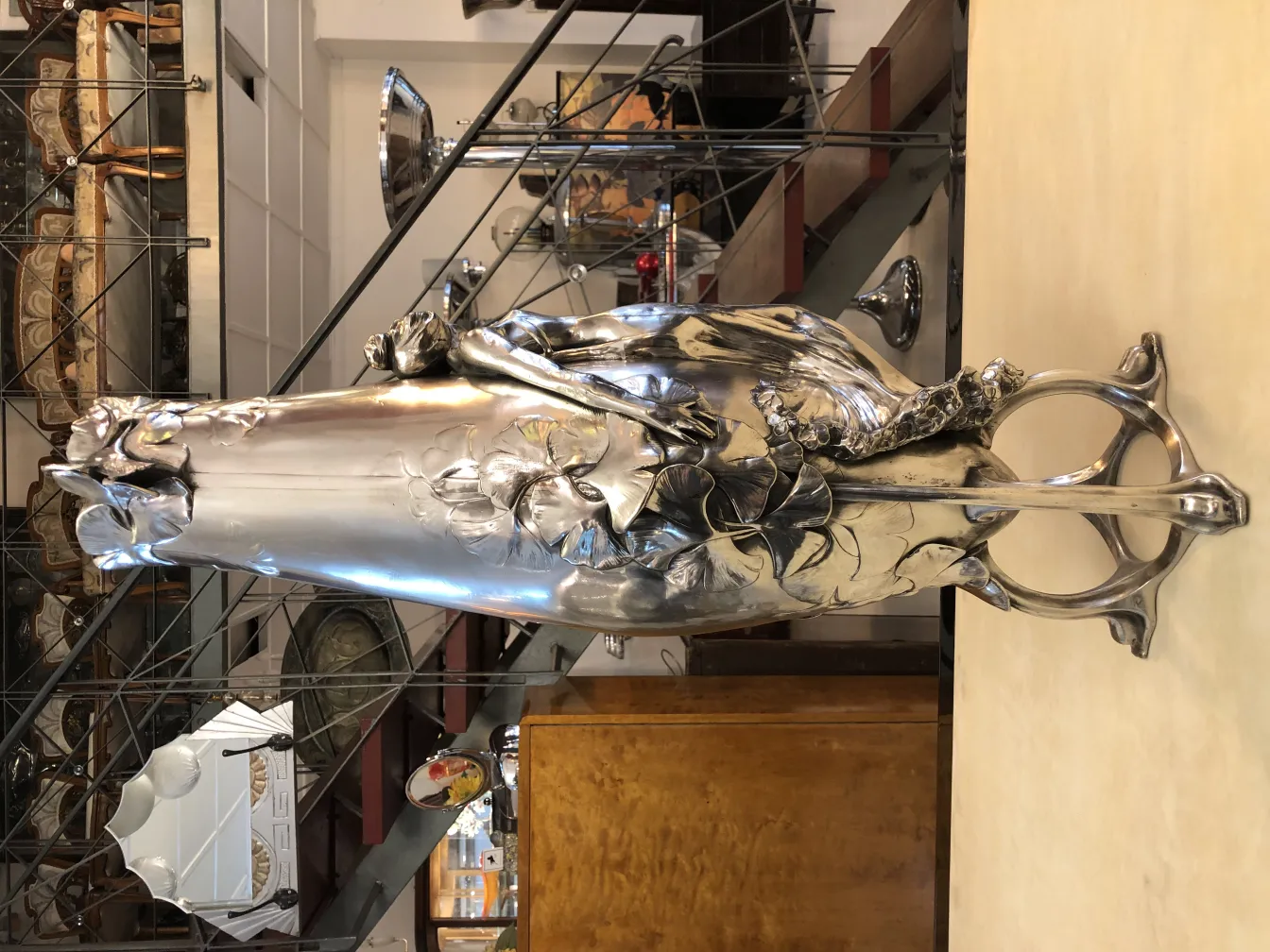 antiker art nouveau vase mit zartem blümentwurf