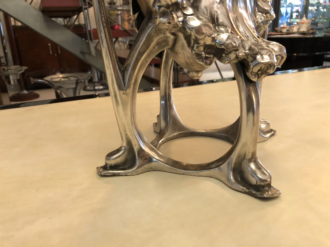 vase ancien de style art nouveau avec détails ornementaux