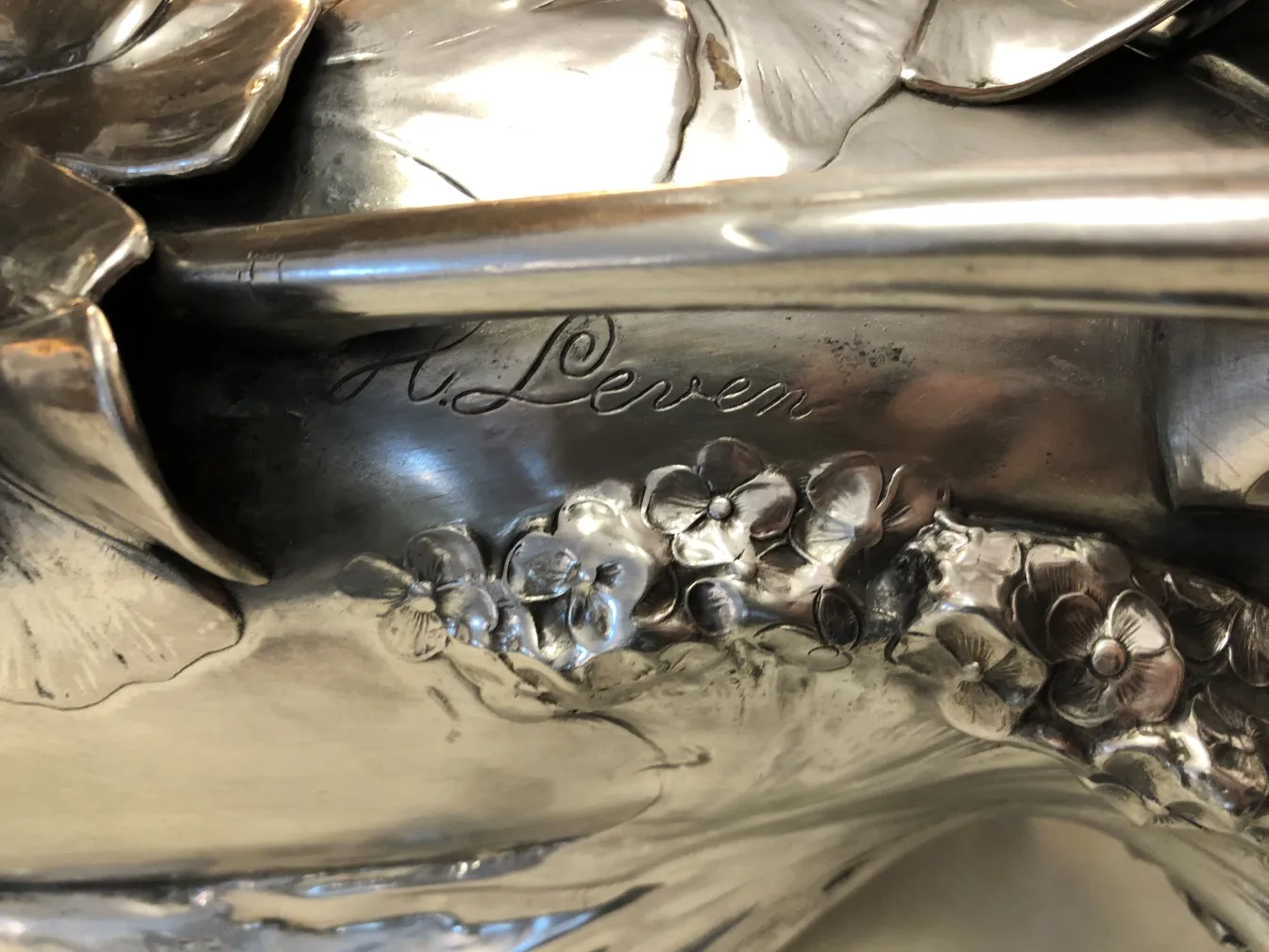 vaso de flores antigo com design floral, estilo art nouveau