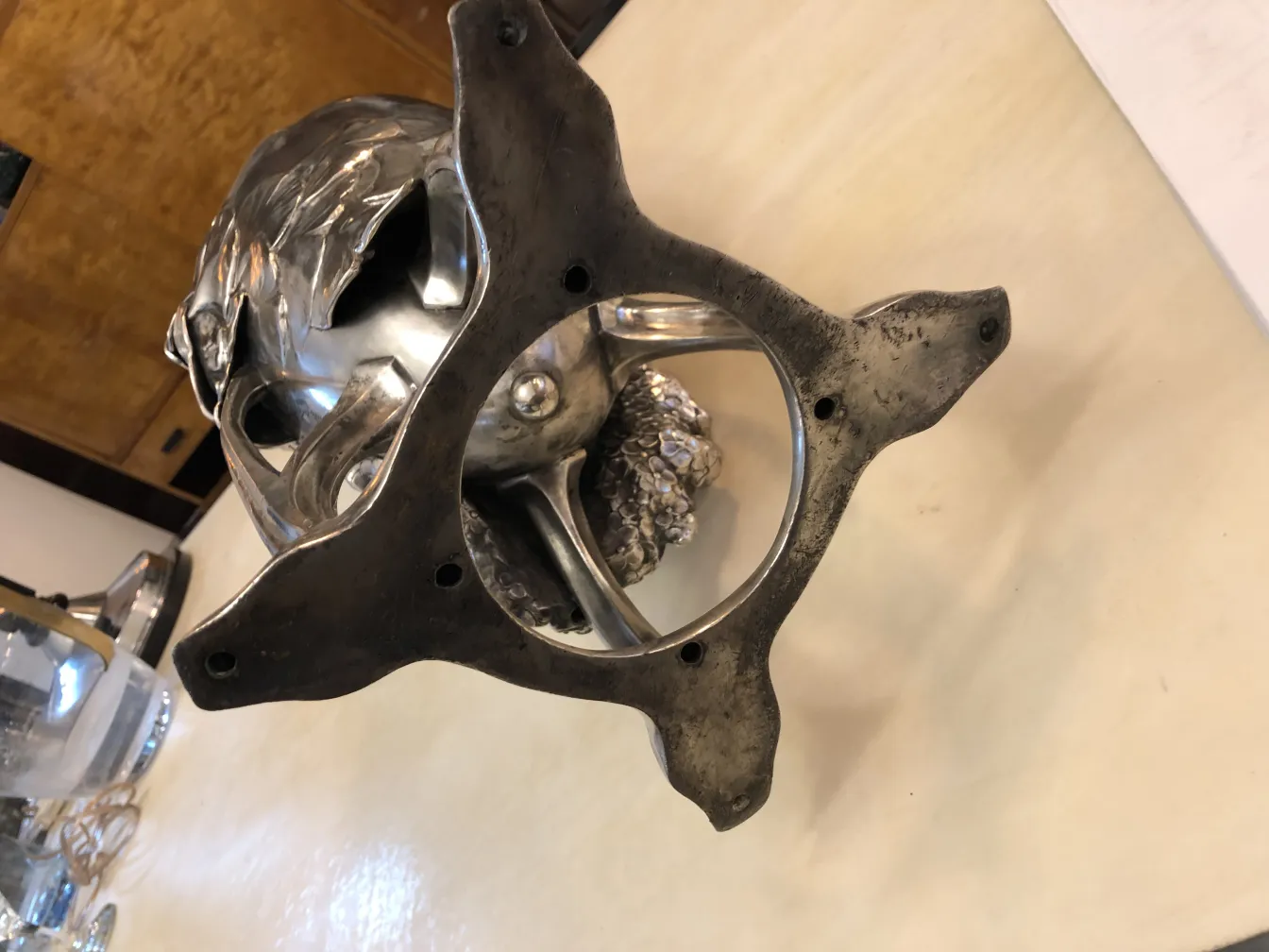 vaso antigo de forma elaborada com decorações