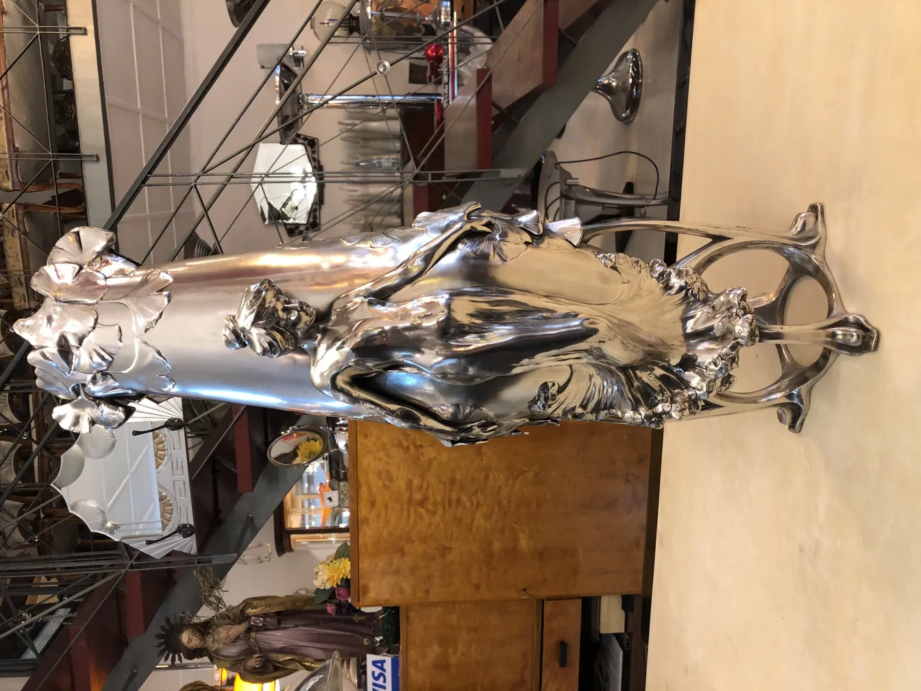 vase ancien avec des détails art nouveau, décoration florale