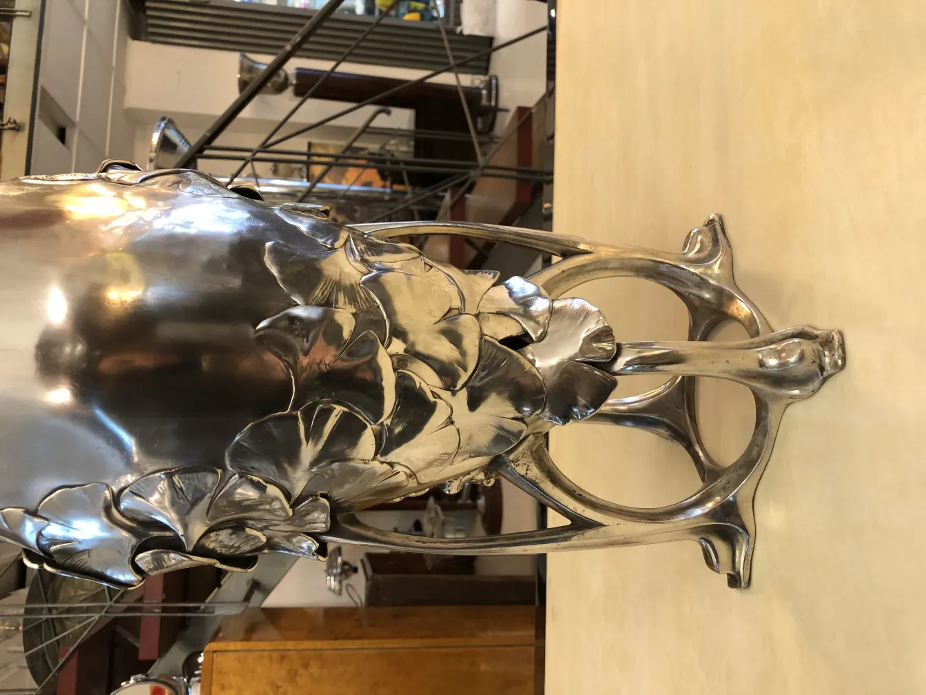 古い花瓶、アール・ヌーヴォーの複雑な装飾付き