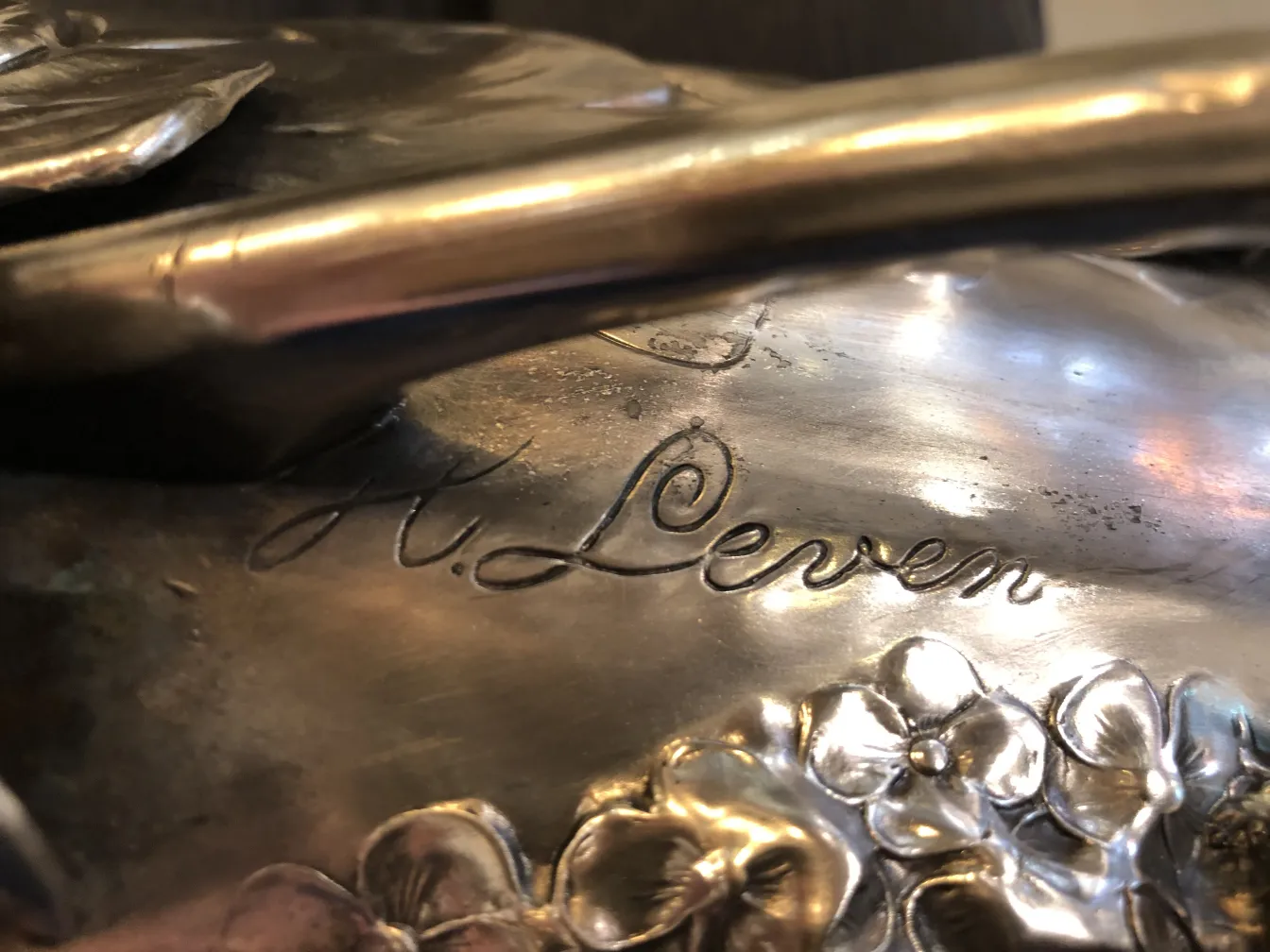 고풍스러운 아르누보 꽃병, 조각된 꽃과 독특한 세부 사항