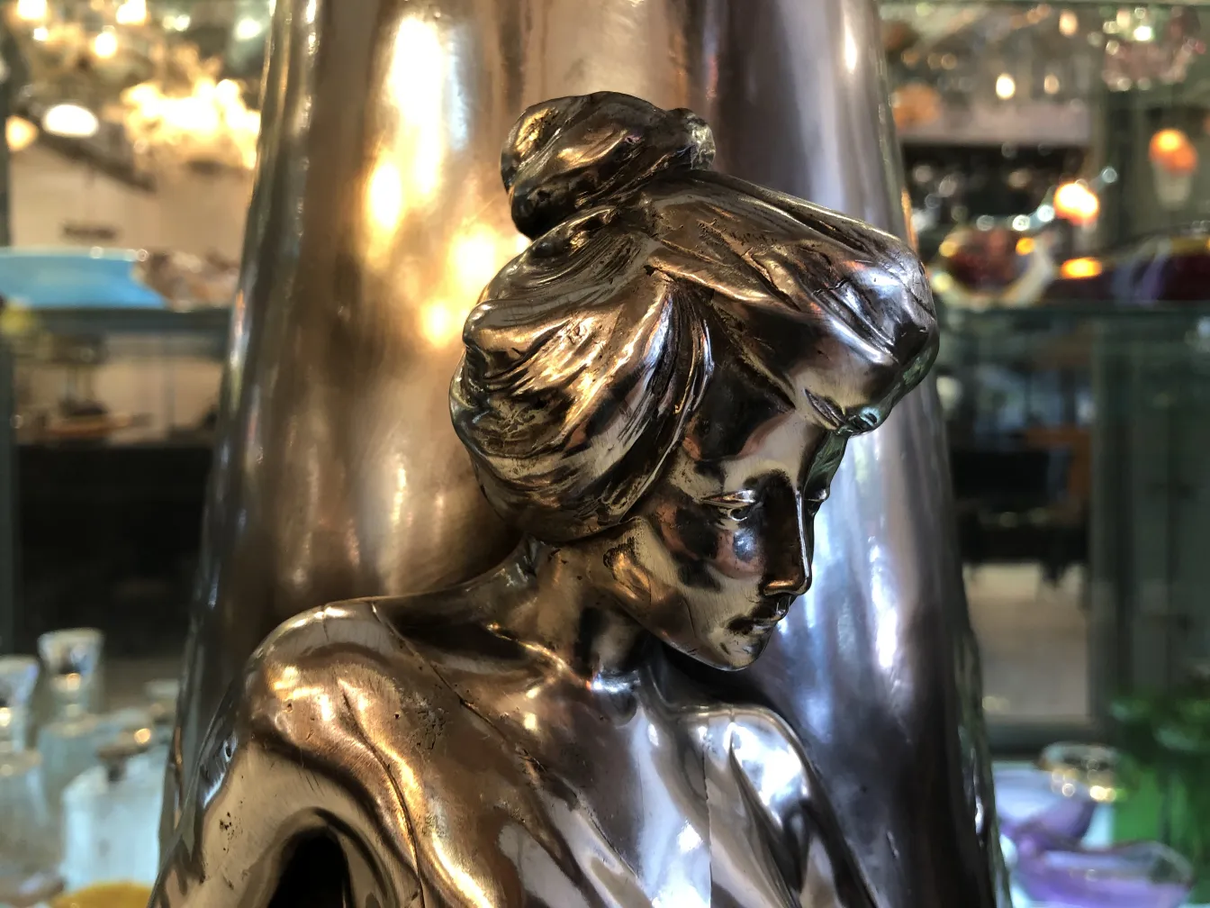 vase antico con decorazione di figura femminile, arte nuova in sfondo sfocato
