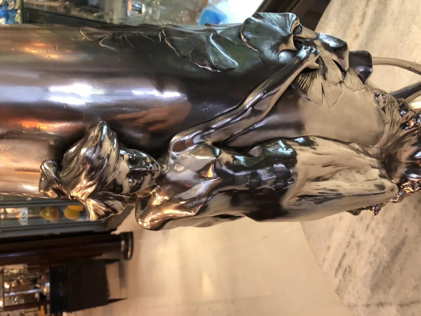 antike vase mit art nouveau details, elegantes ambiente