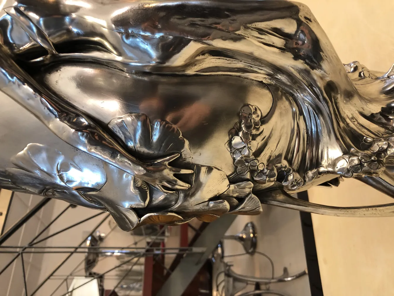 vase antico con dettagli eleganti art nouveau