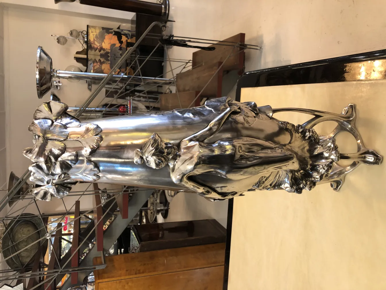 antik vase mit art nouveau design und dekorativen blumen