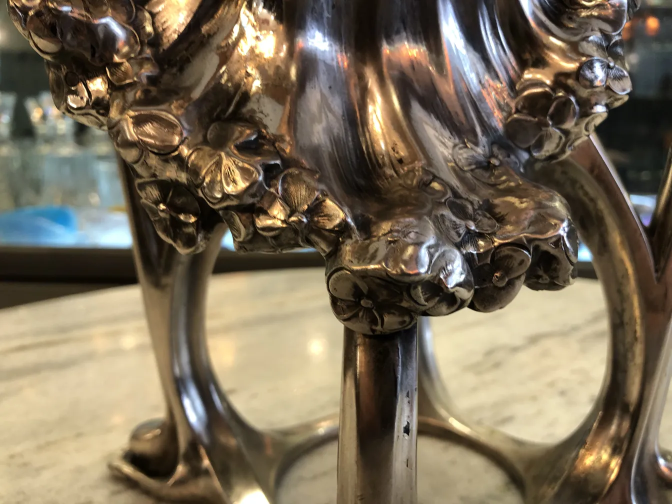 vase antique avec décoration florale détaillée, cadre élégant