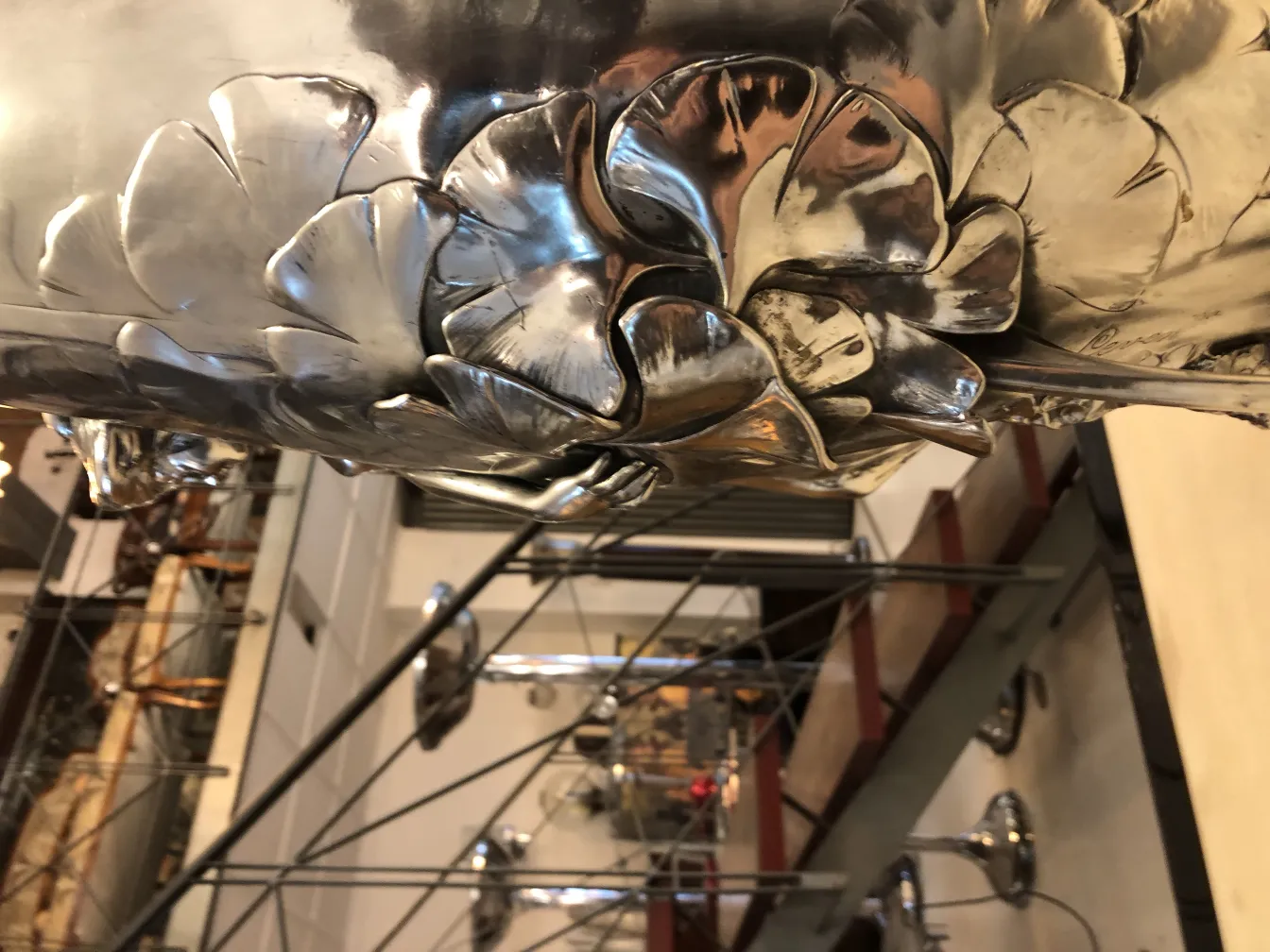 vaso antigo com detalhes decorativos de flores em um cenário clássico