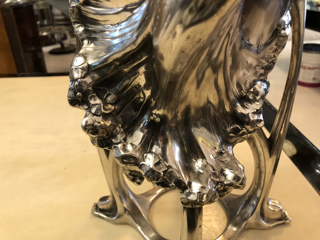 Vase ancien avec des détails floraux et ornementaux, enrichissant une ambiance classique.