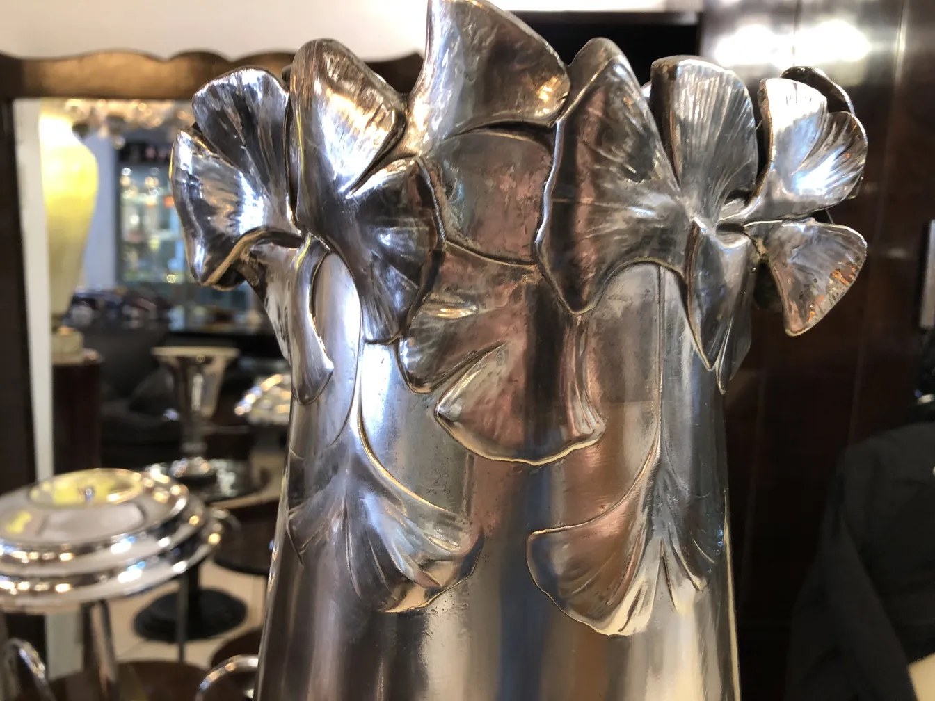 vaso de flores antigo com detalhes art nouveau e forma única