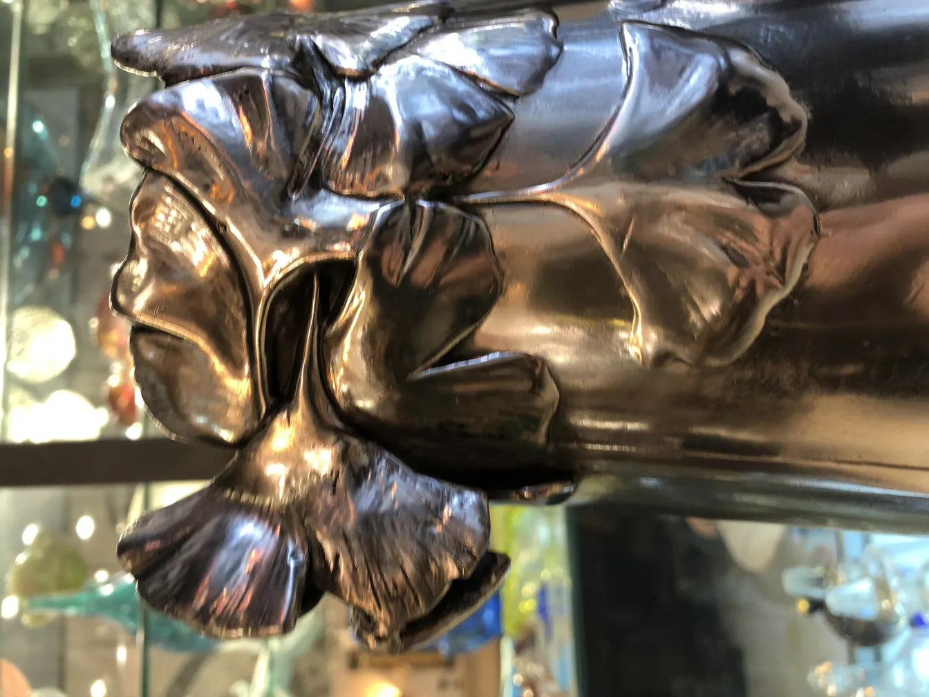 antike vase mit dekorativen reliefblättern