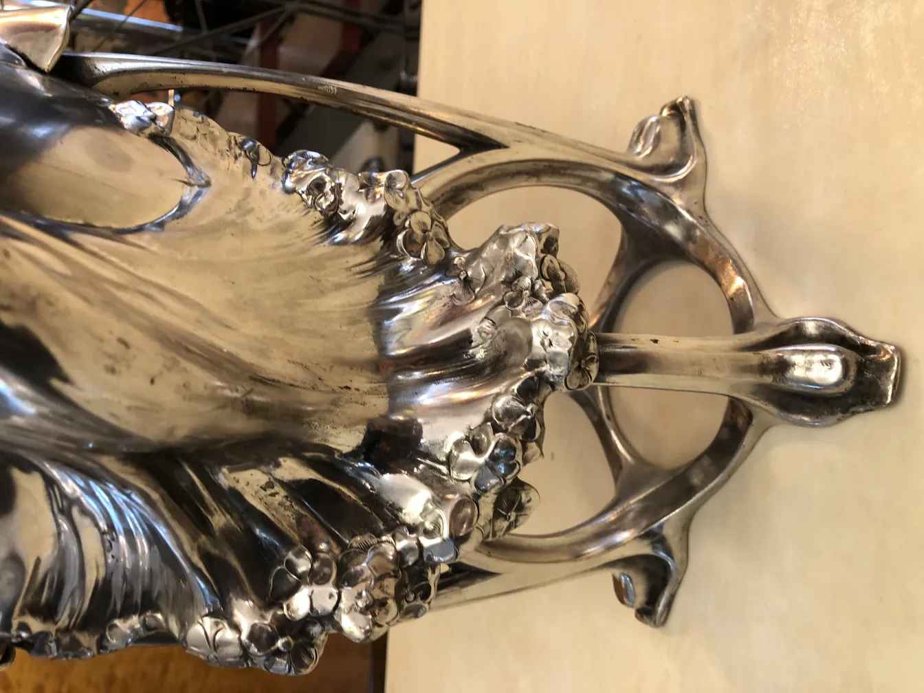 vaso antico con dettagli floreali art nouveau