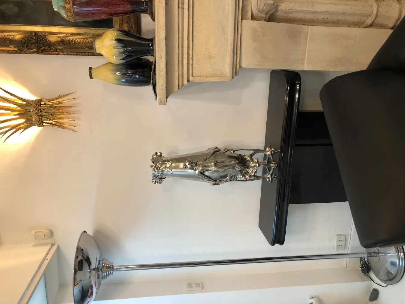 vase antico art nouveau con dettagli decorativi