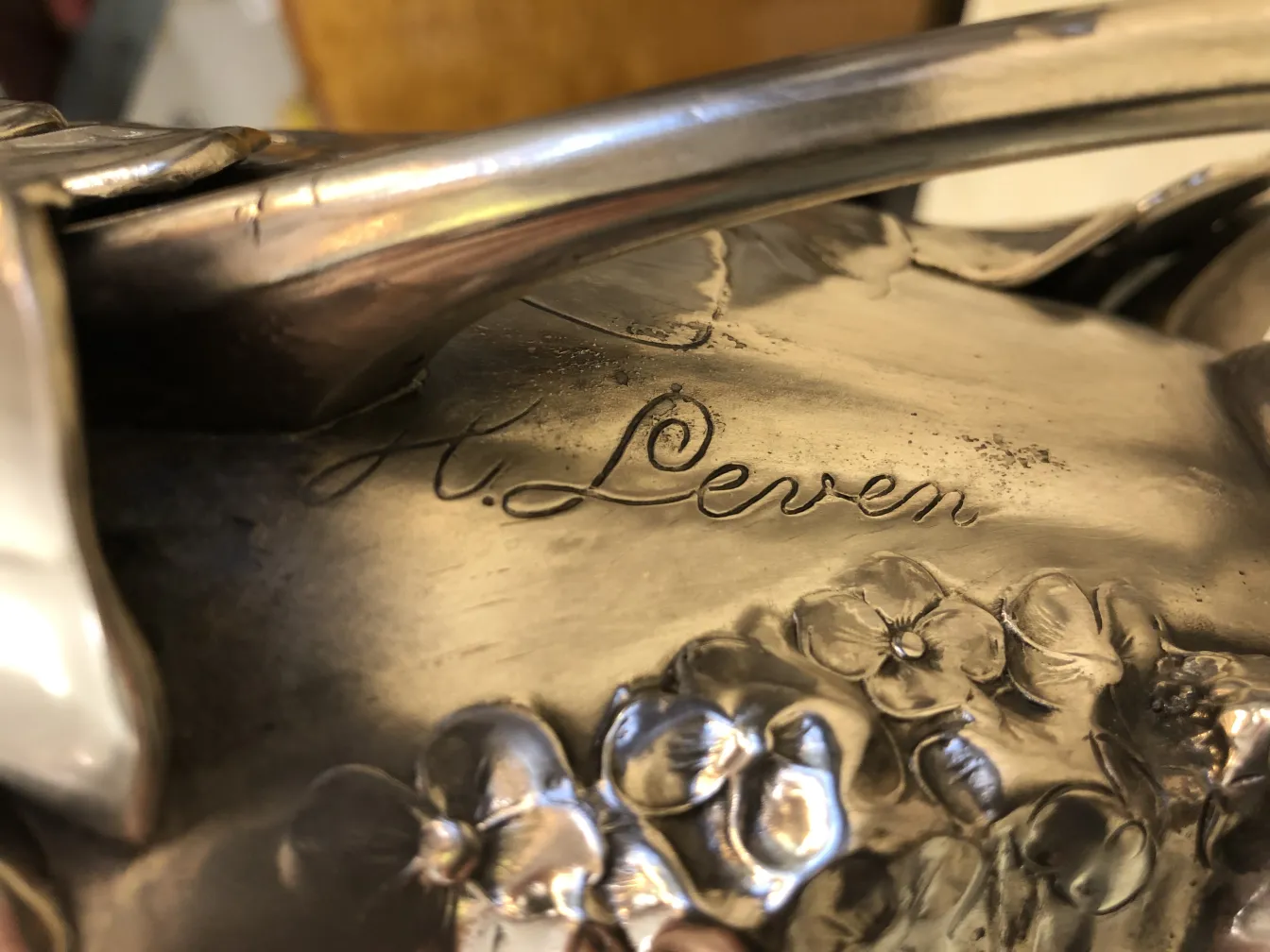 florero antiguo de metal con grabados florales