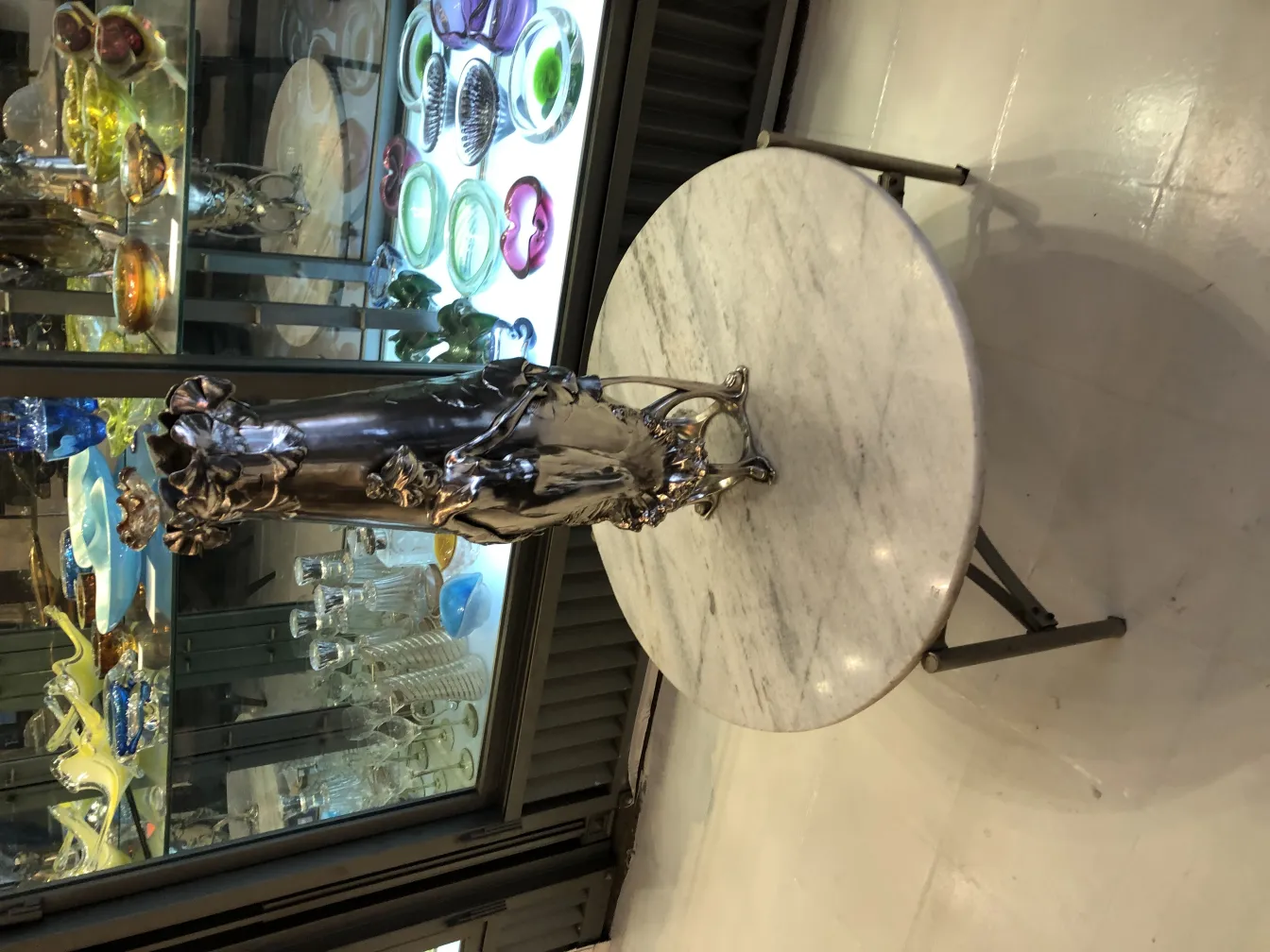 고전 꽃병의 장식적인 아르 누보 세부 사항