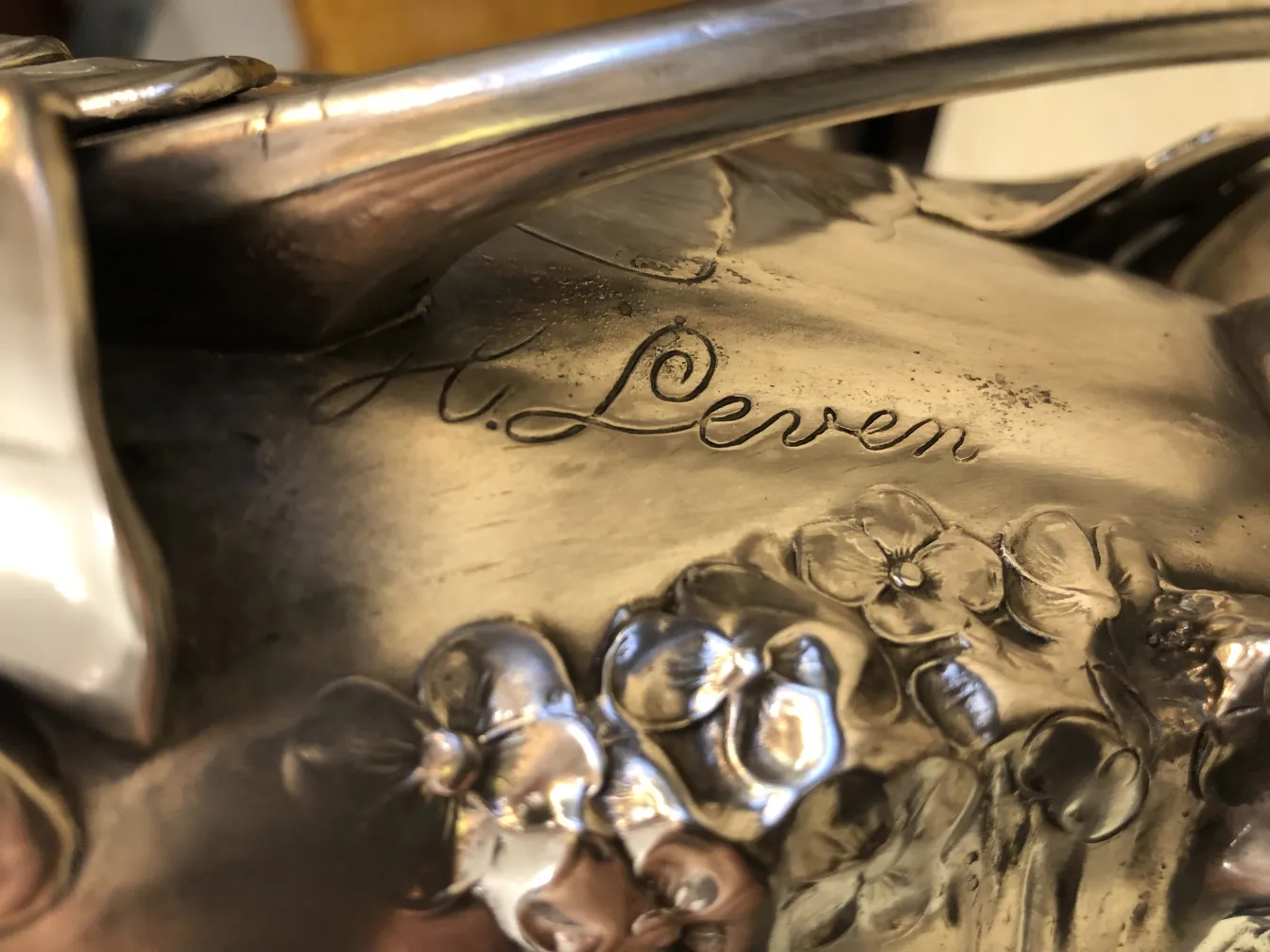 florero antiguo decorado con flores y grabado