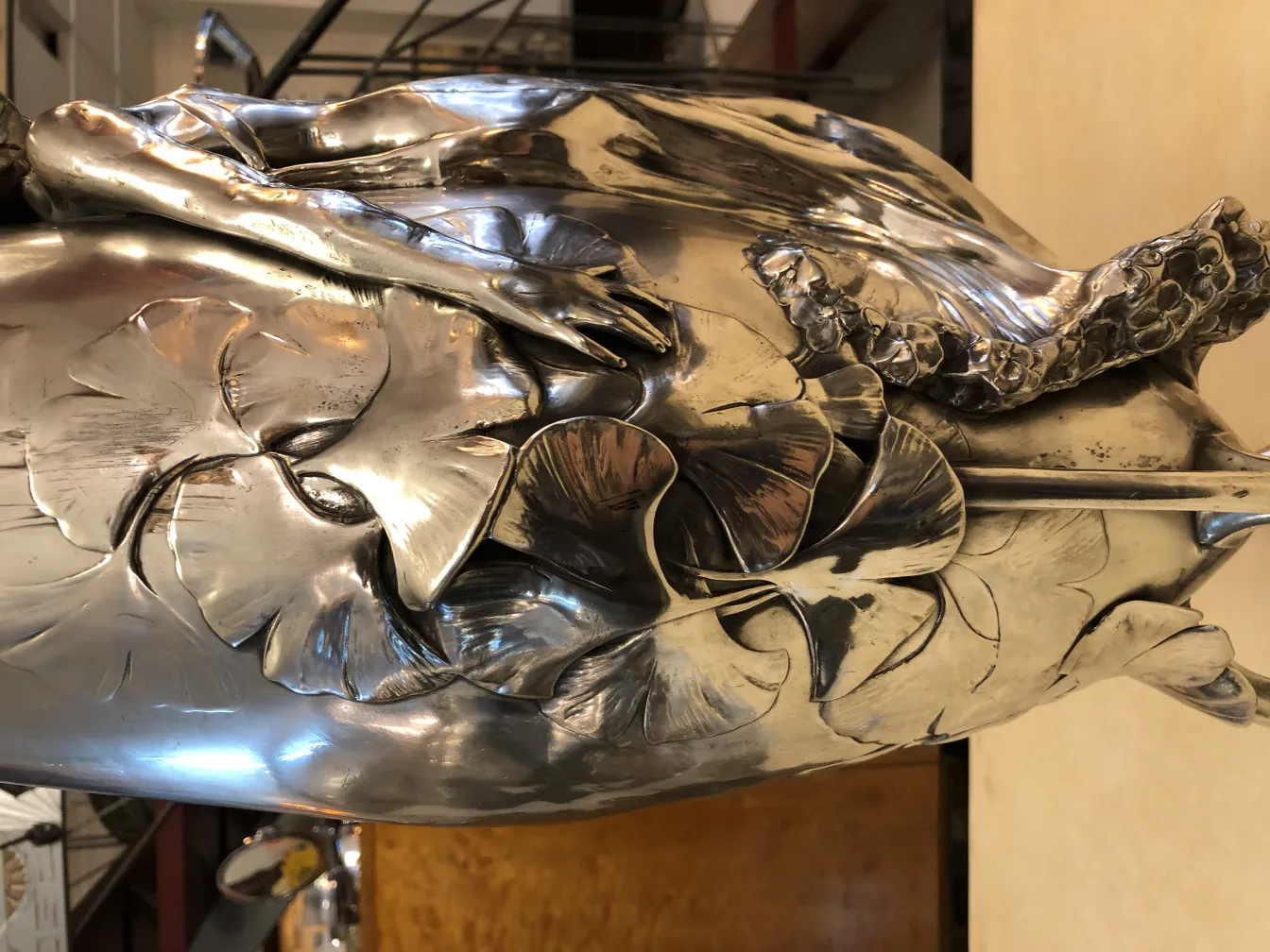 vase ancien art nouveau avec détails floraux