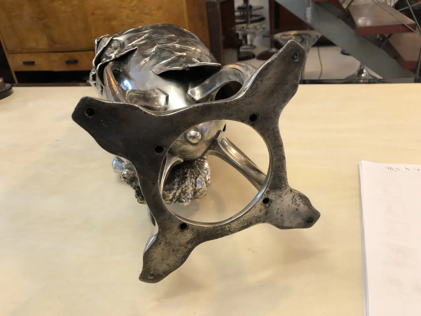 античная ваза арт нуво с декоративными деталями