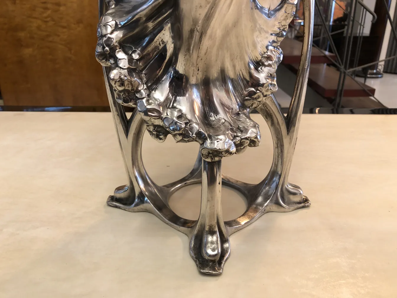 Vase antique Art Nouveau avec des détails décoratifs et une forme élégante.