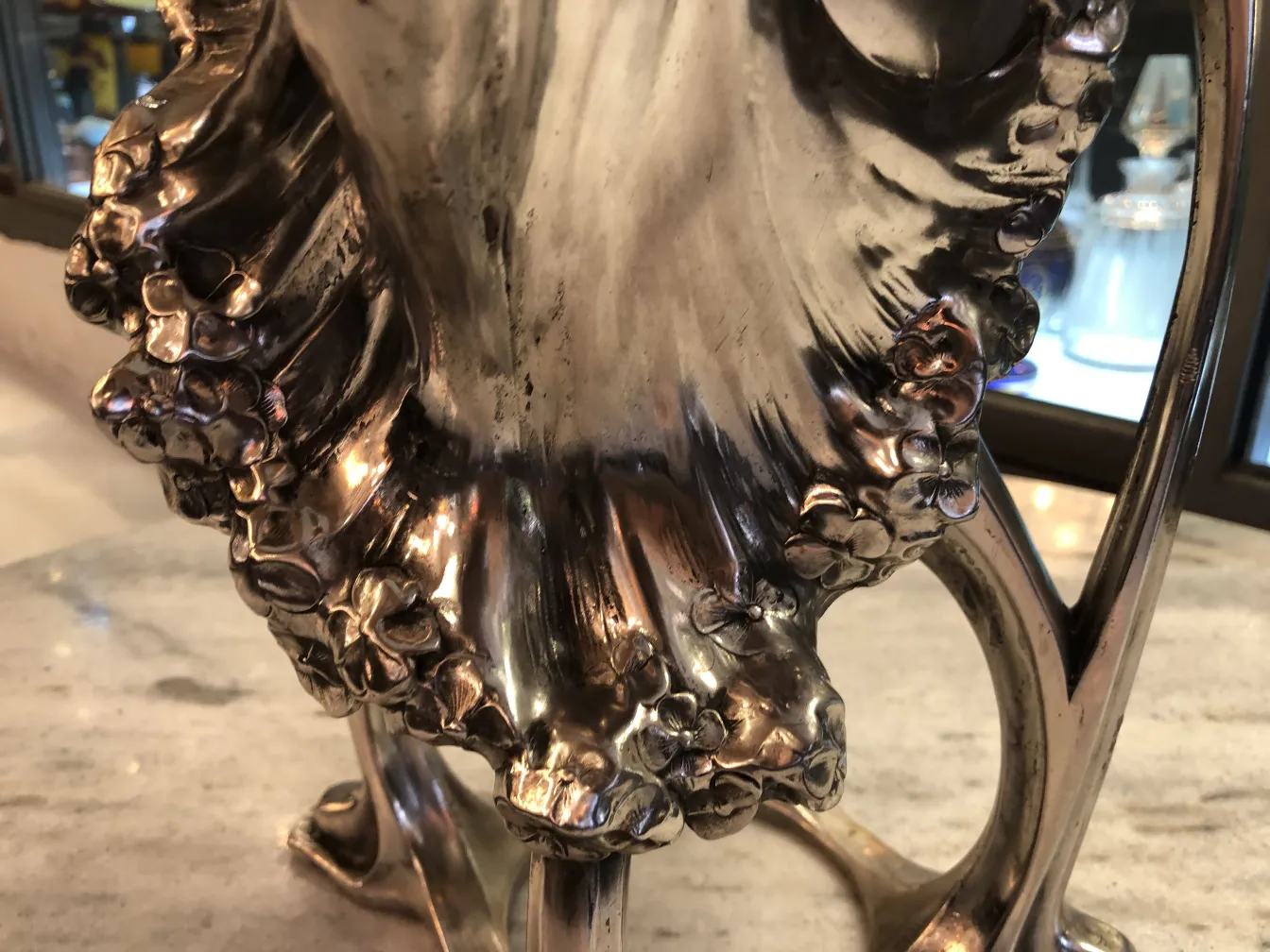 antike vase mit floralen ornamentalen details im art nouveau