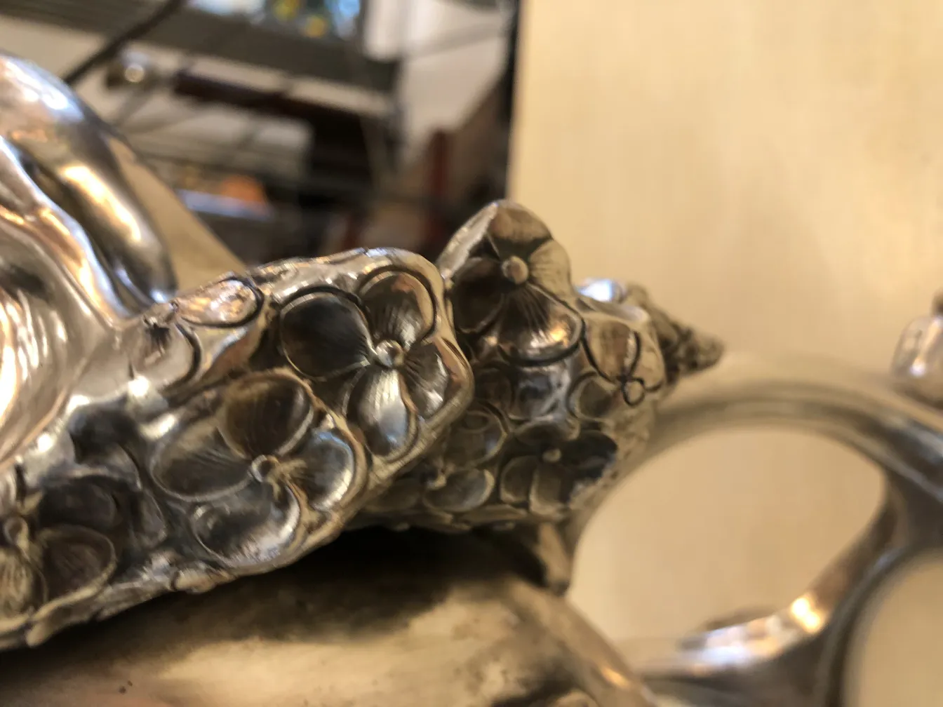 antike vase mit filigranen blumenverzierungen im art nouveau-stil, wunderschön geschmückt