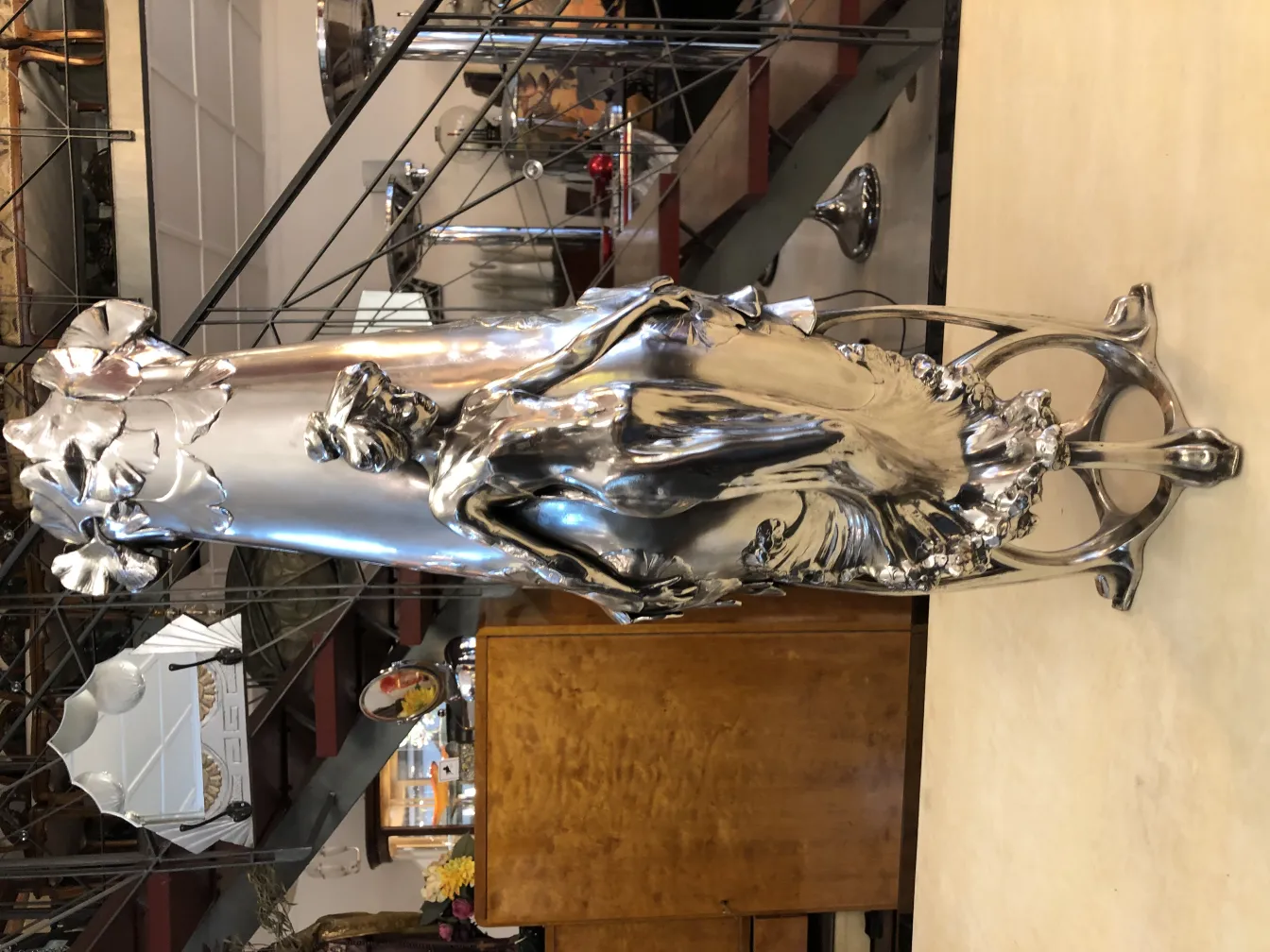 antike vase art nouveau mit reliefblumenmotiven, hintergrund von antiken möbeln