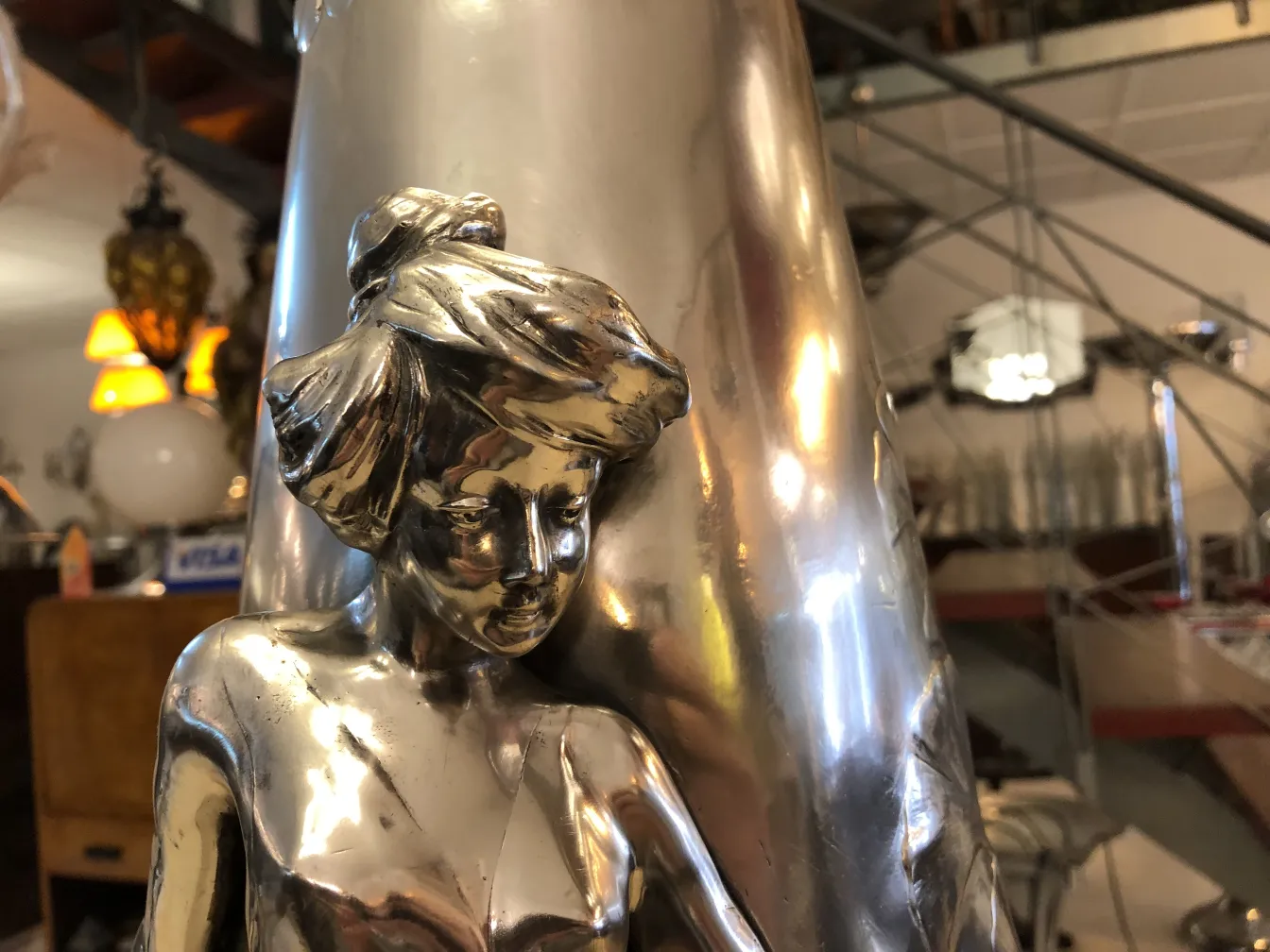 아르누보 스타일의 고대 꽃병과 장식용 조각상, 빈티지 환경.