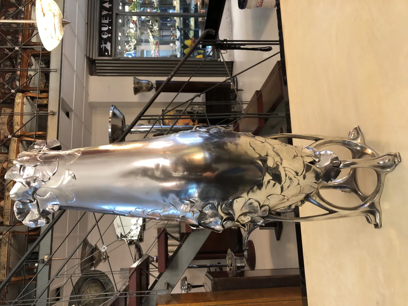 античная ваза art nouveau со стилизованной формой и цветочными украшениями в антикварной обстановке