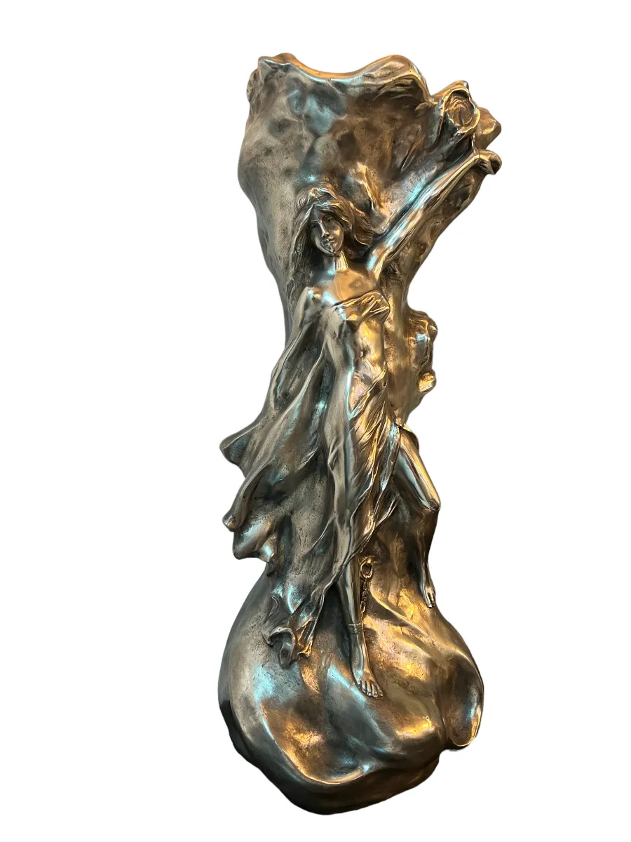 vase ancien avec figure en mouvement et détails art nouveau