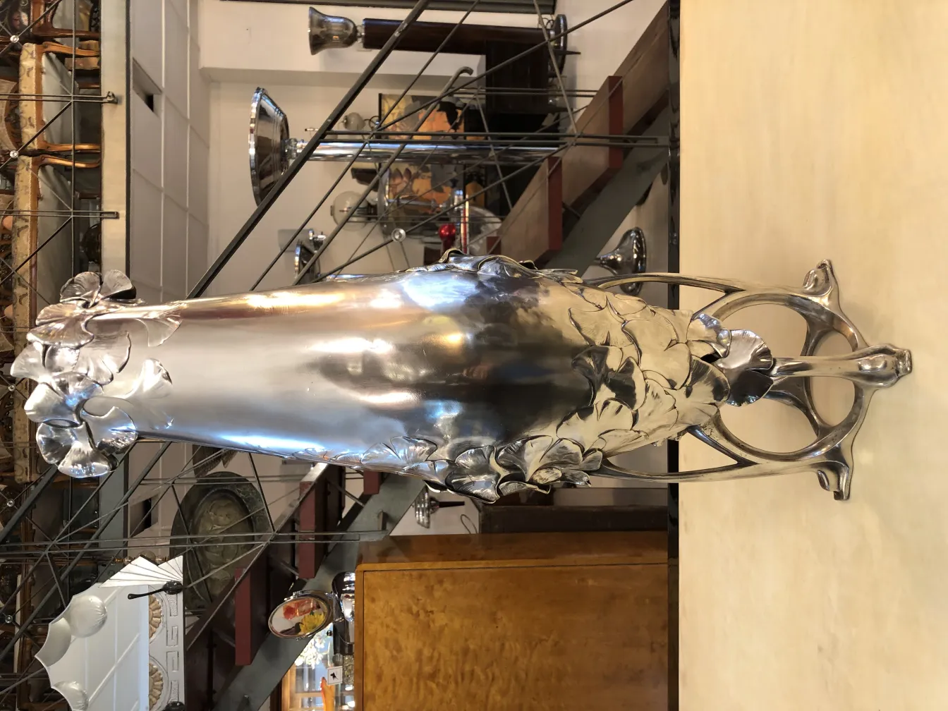 antike vase, geschmückt mit blättern im art nouveau stil