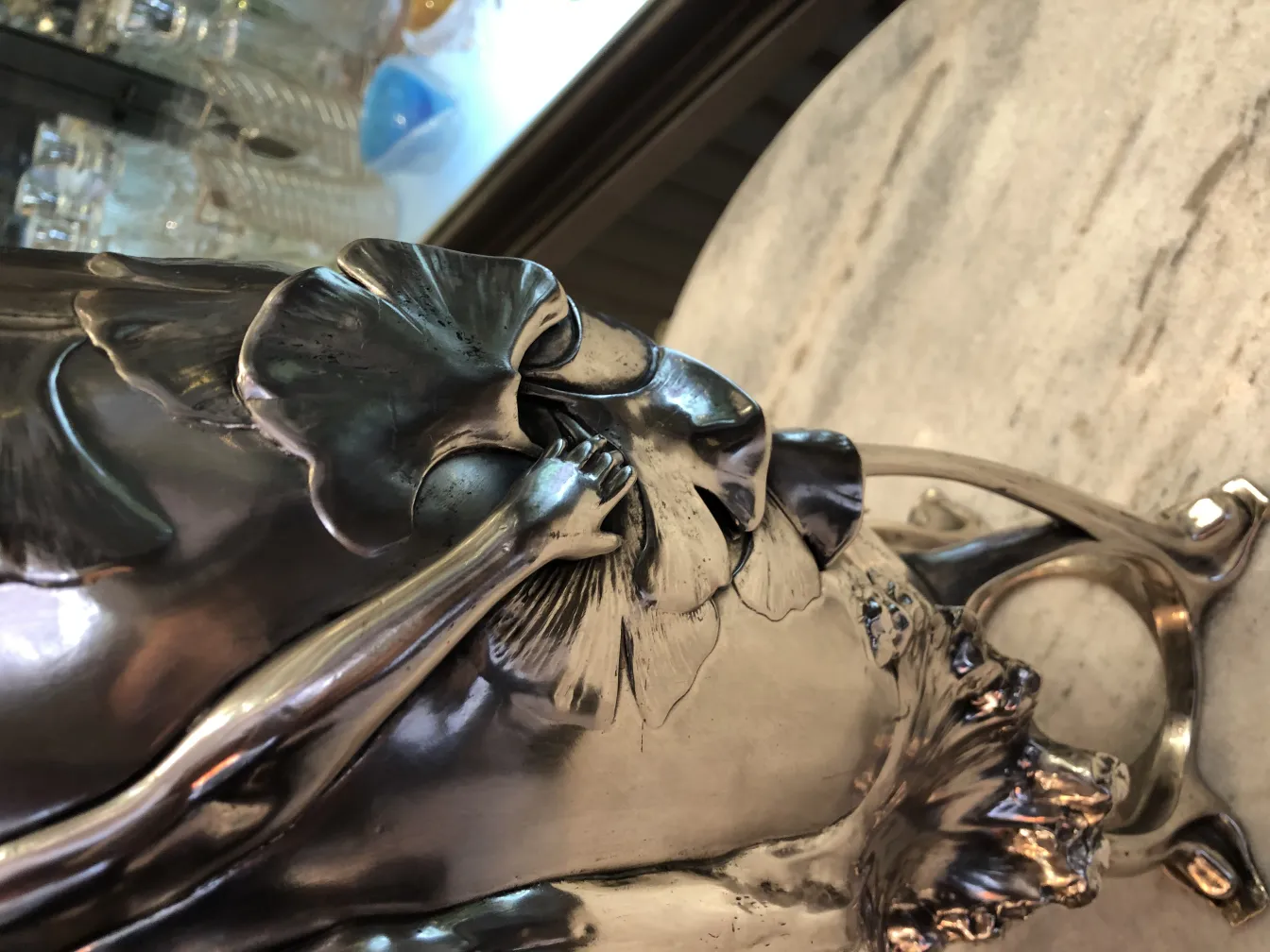 vaso antico art nouveau a forma di fiori con dettagli decorativi in un ambiente elegante