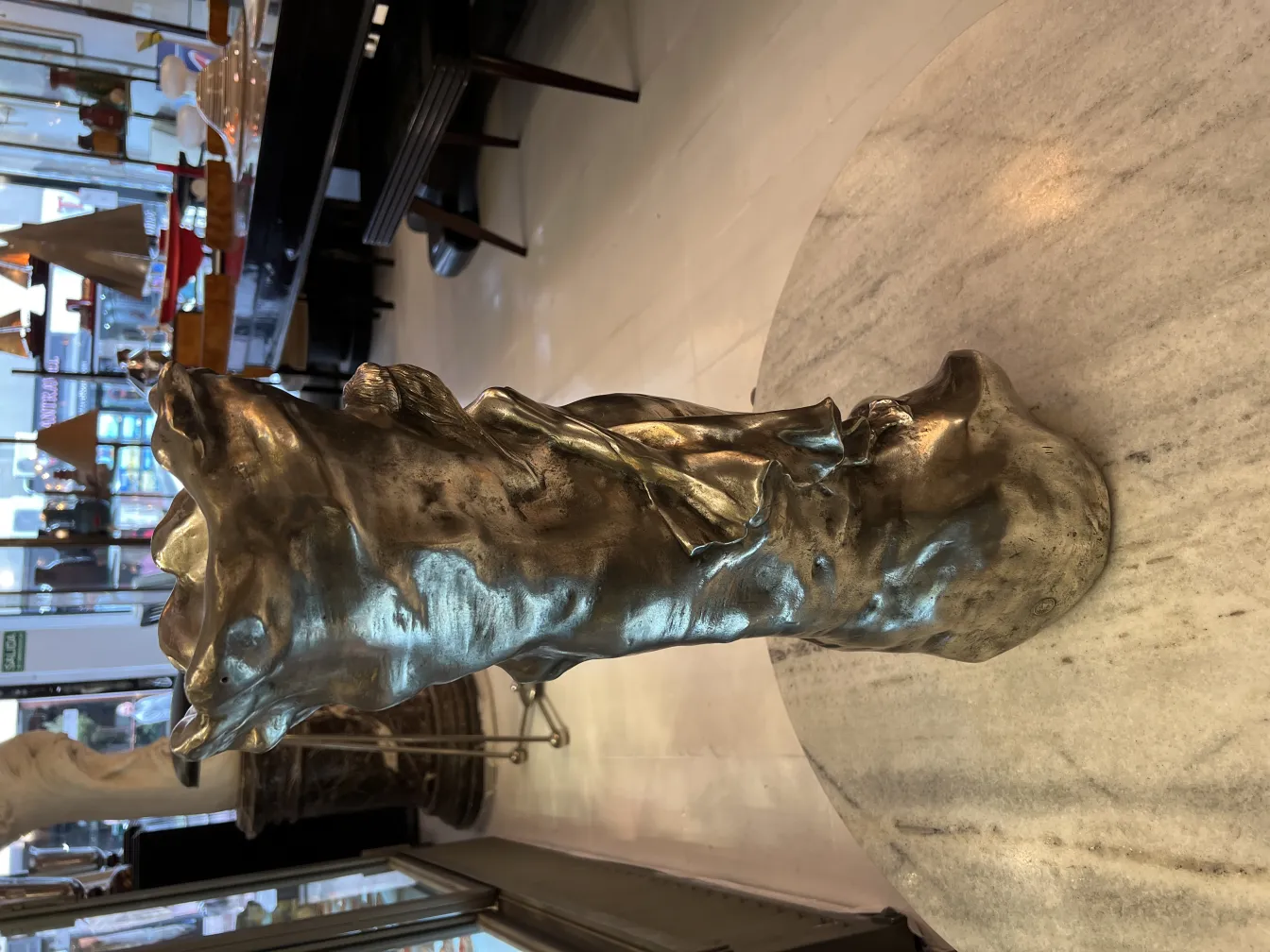 vaso de flores antigo com detalhes art nouveau em um ambiente