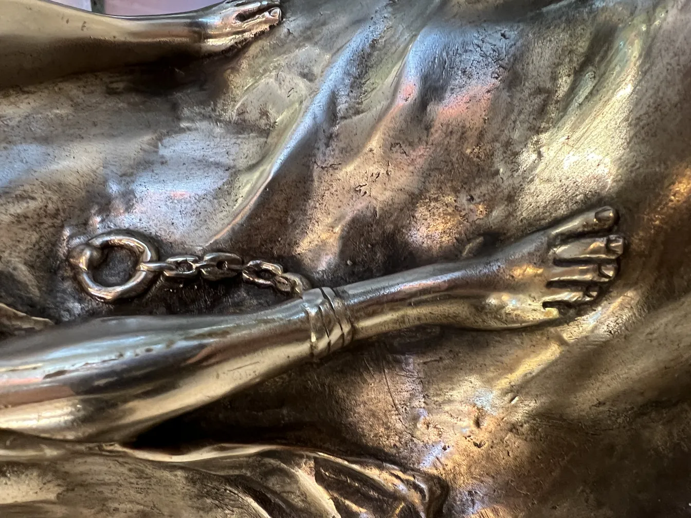 античная ваза с деталями ар-нуво и цепочкой