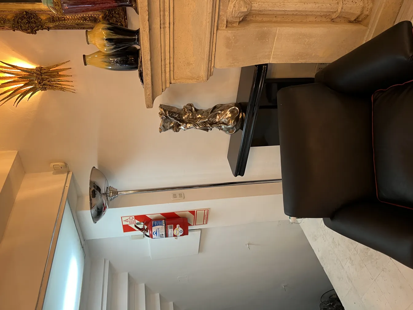 مزهرية قديمة أنيقة على طاولة