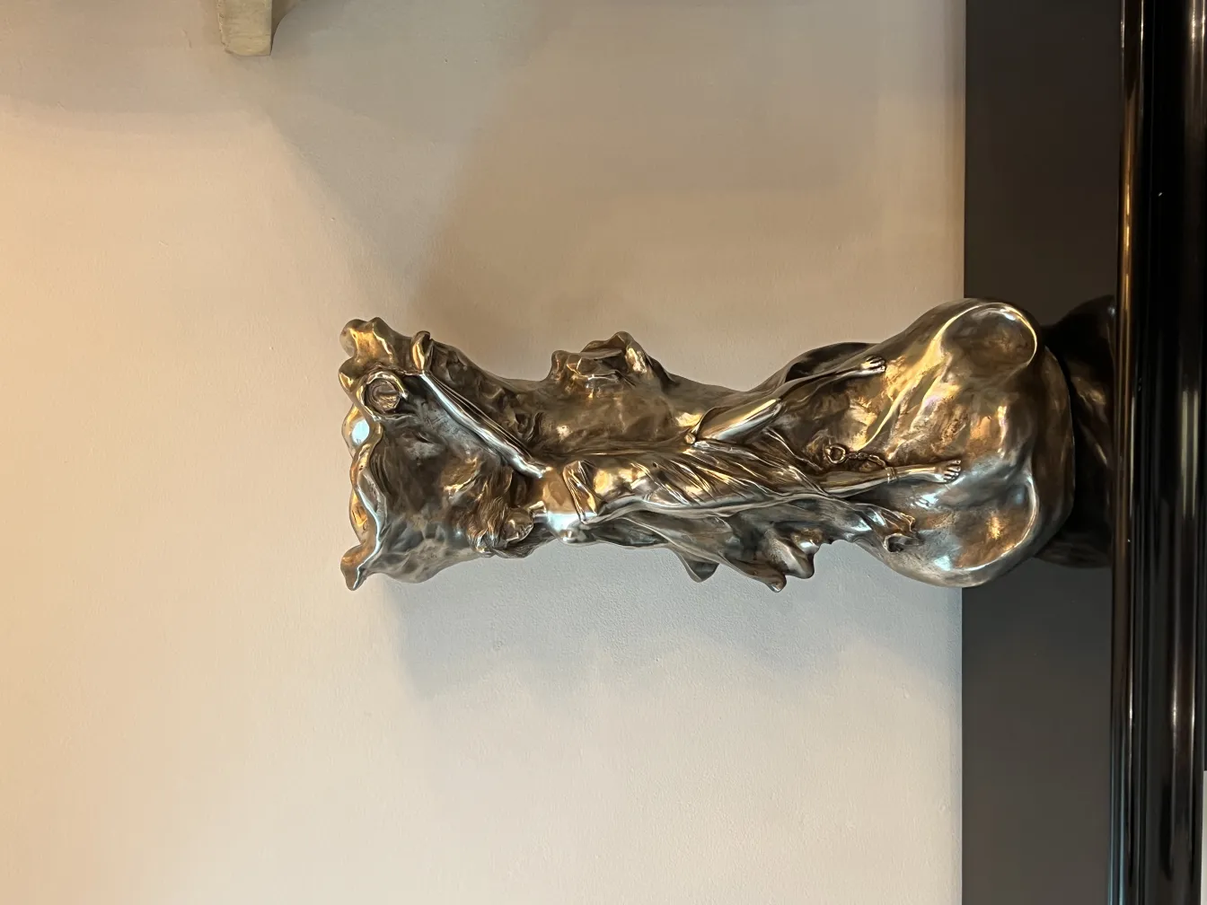 装飾的な環境に置かれた優雅な曲線の古代花瓶