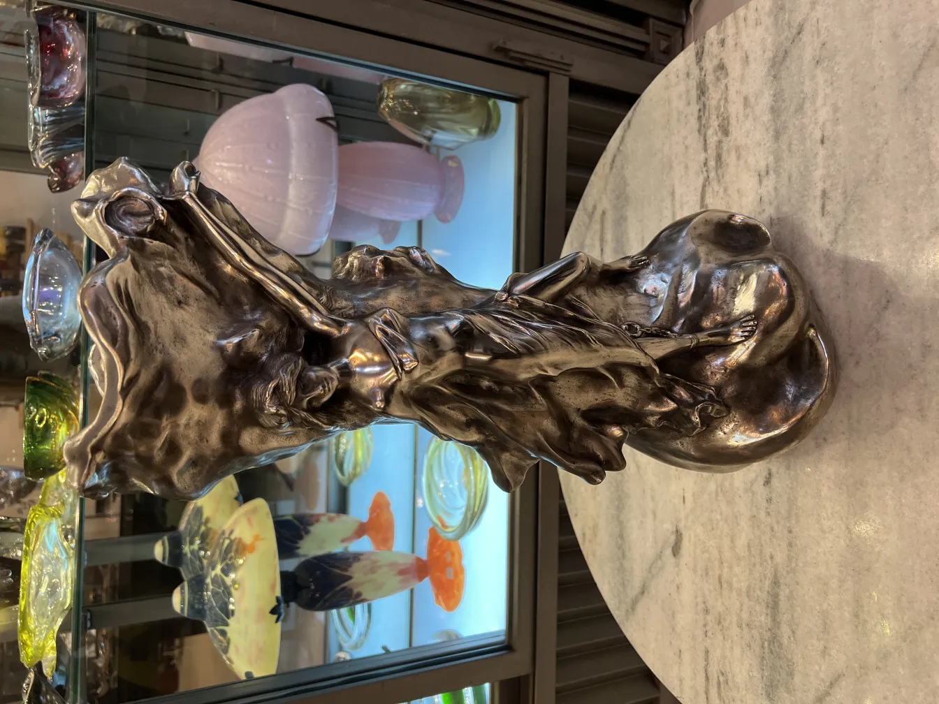 디테일한 디자인의 고대 장식 꽃병 아르누보