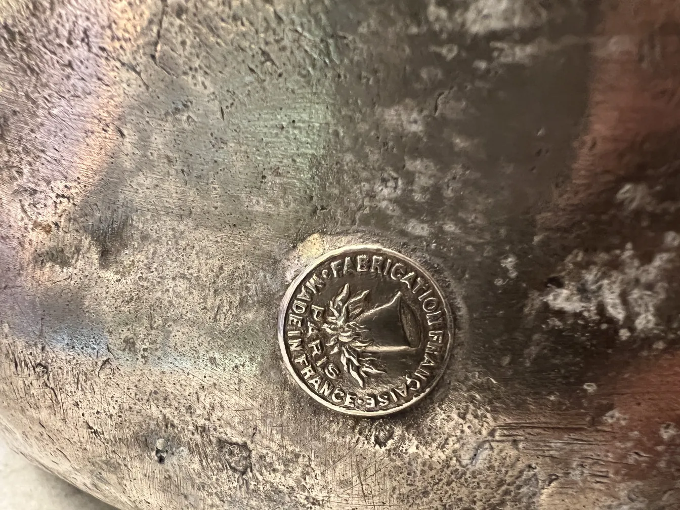 مزهرية قديمة مع تصميم فن جديد وختم مرئي