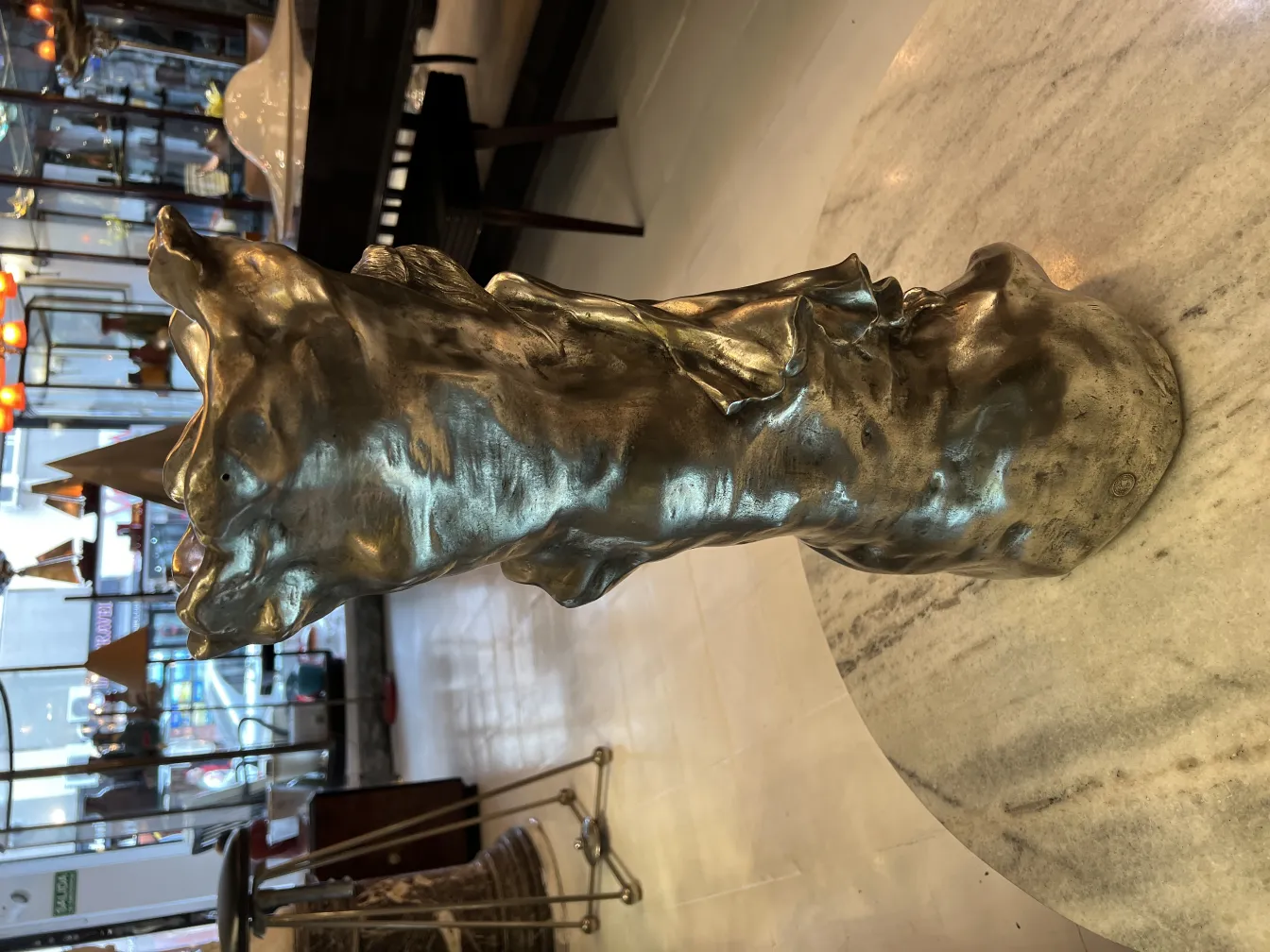 vase ancien art nouveau avec une forme unique dans un cadre élégant