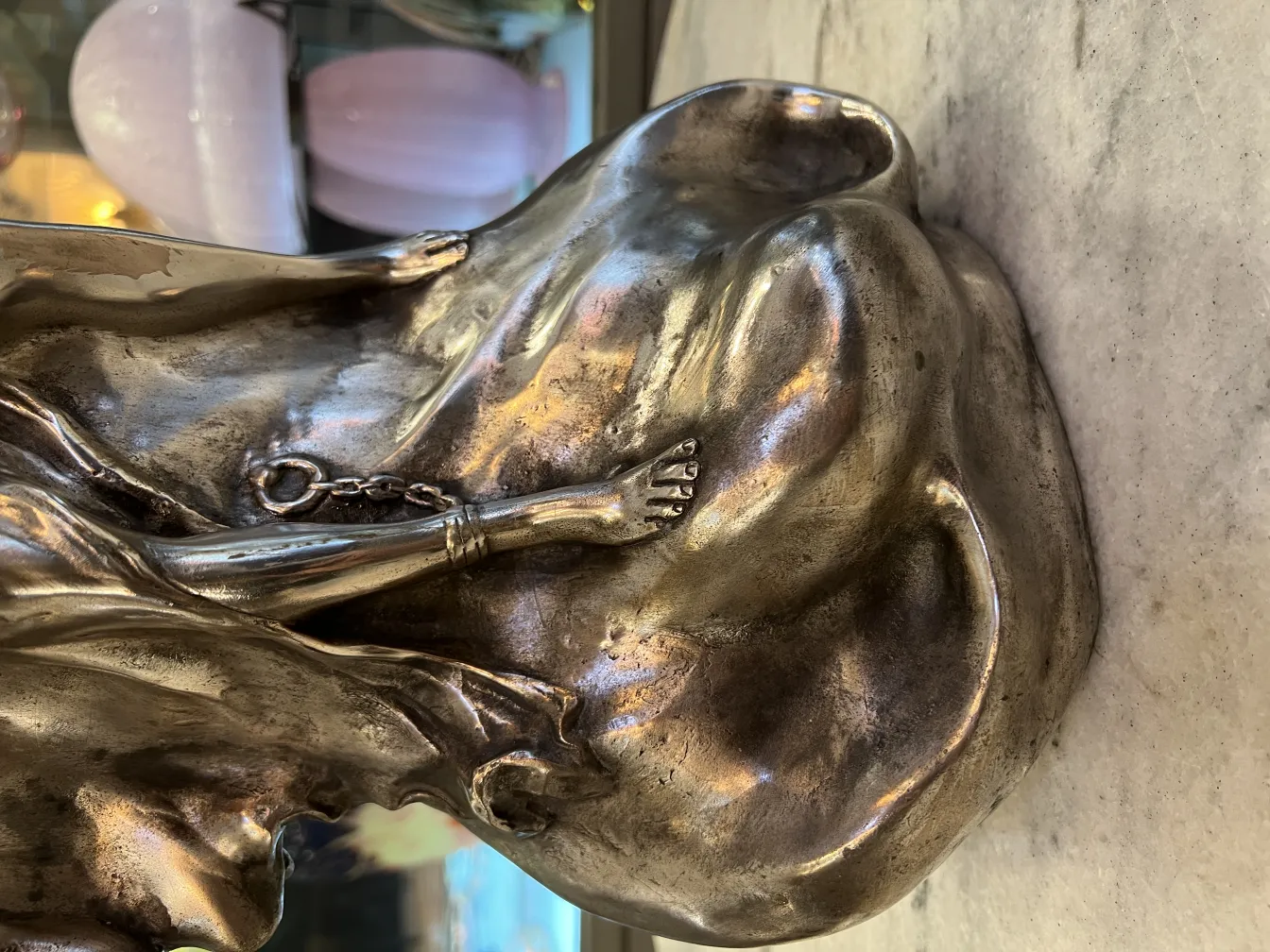 पुरातन फूलदान, जिसमें रूप और सजावटी विवरण हैं