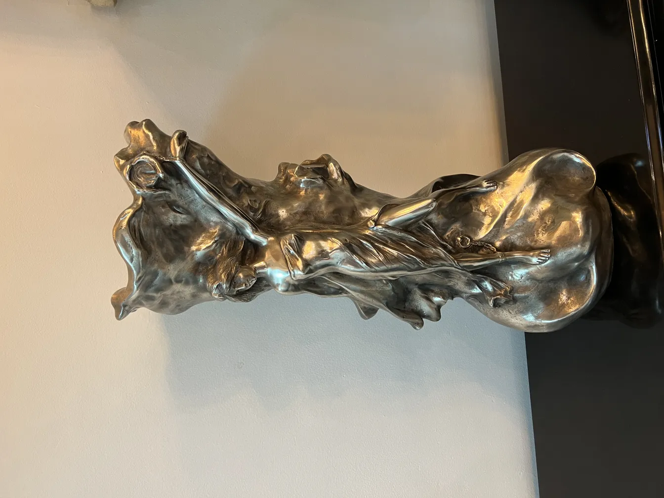 vase ancien avec forme organique brillante sur mur clair