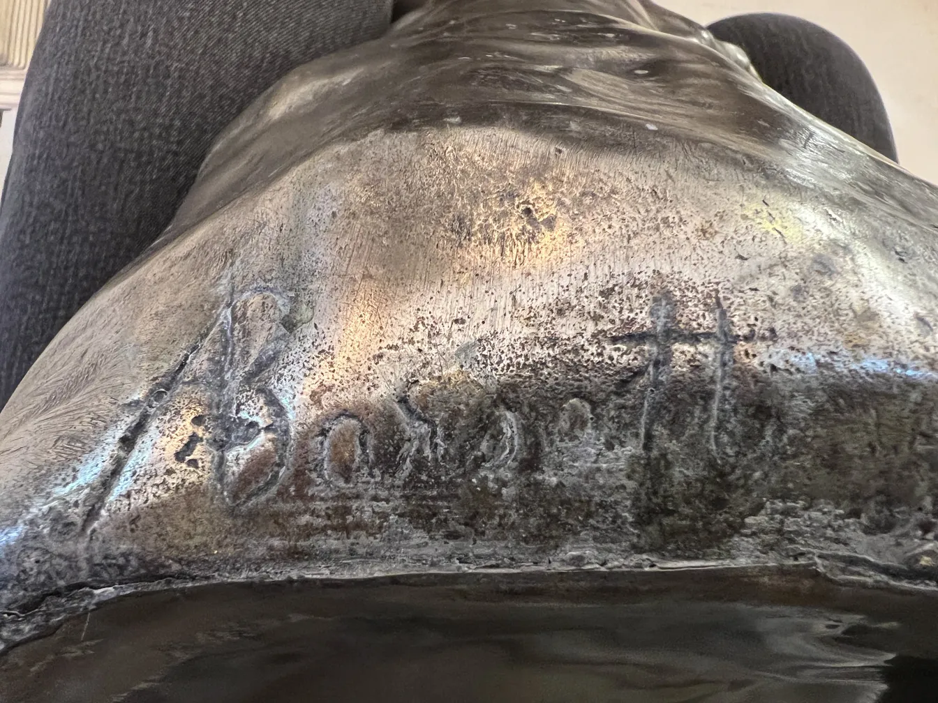 古いアールヌーボーの花瓶に装飾的なデザインと可視署名